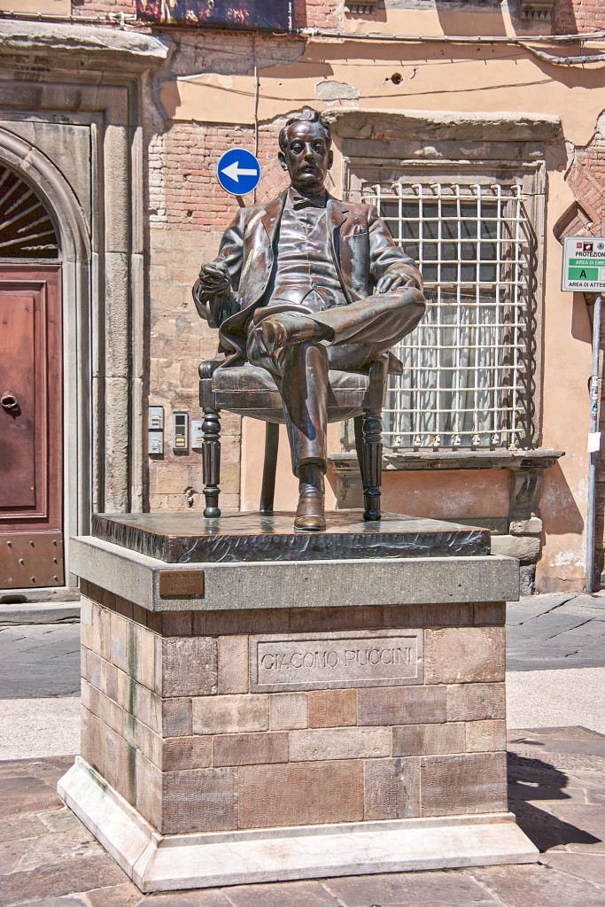 Puccini's statue