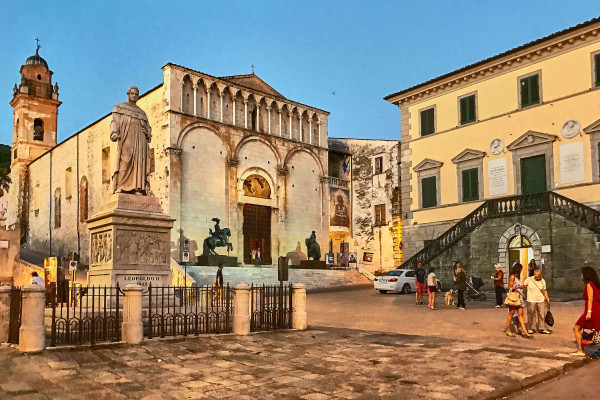 Versilia.Lucca Passepartout.1890 Pietrasanta: Piazza del Duomo Stampa Antica 