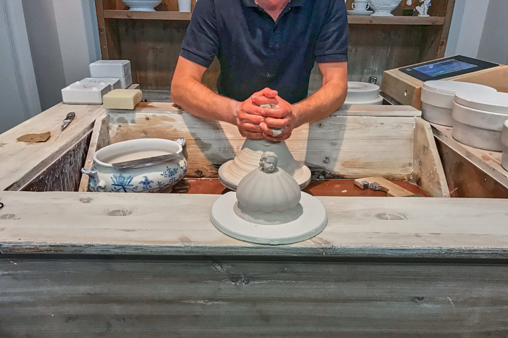 The potter showed how round-piece porcelain took shape on the spinning wheels under his fingers