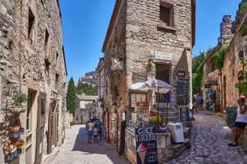 narrow alleys in Les Baux de Provence