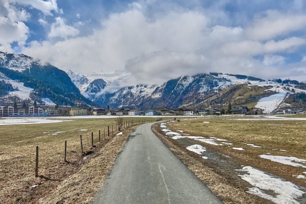 Straight road leads to the Kaprun Castle