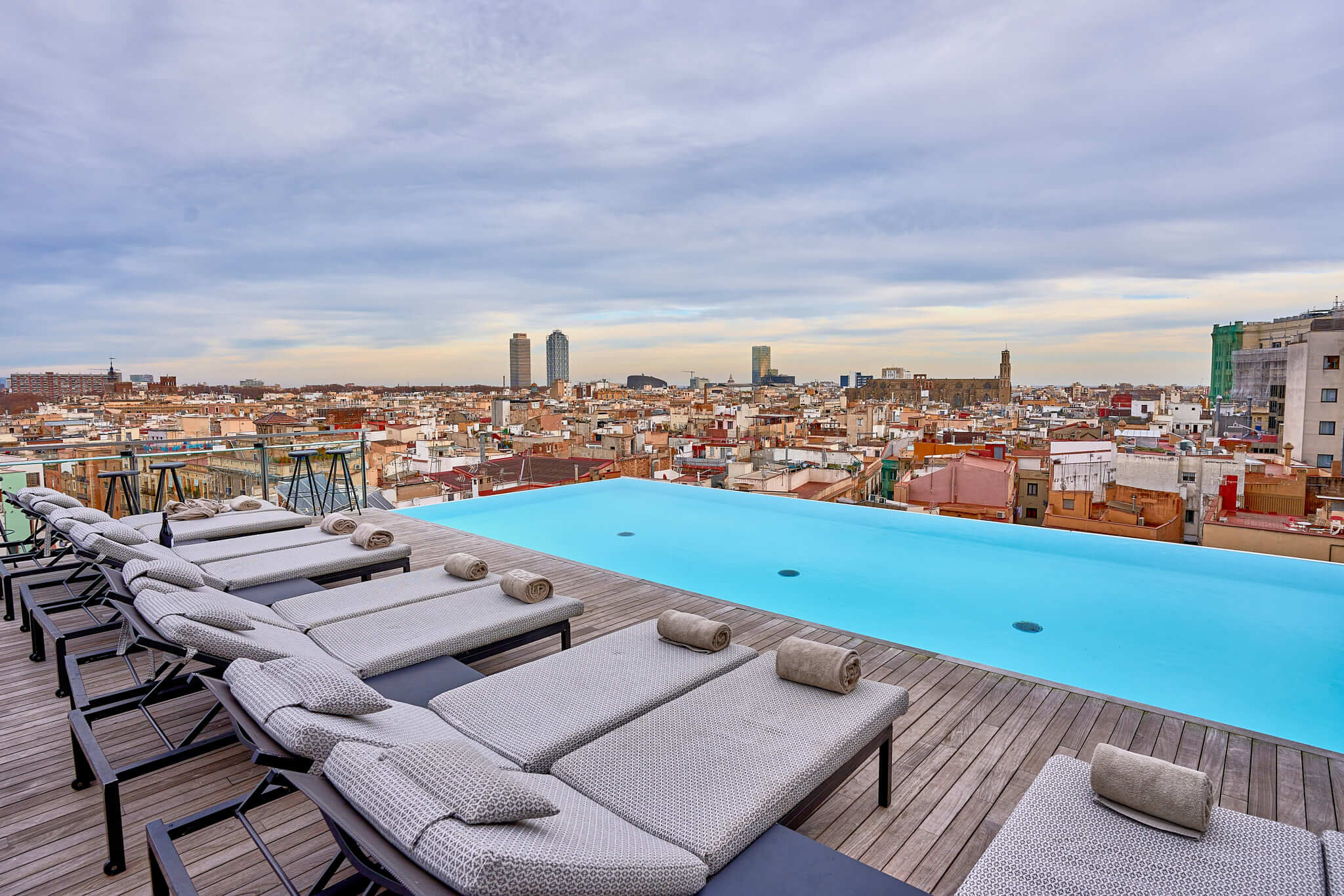 Barcelona’s Best Rooftop Bars and Terraces for Cocktails and Relaxation